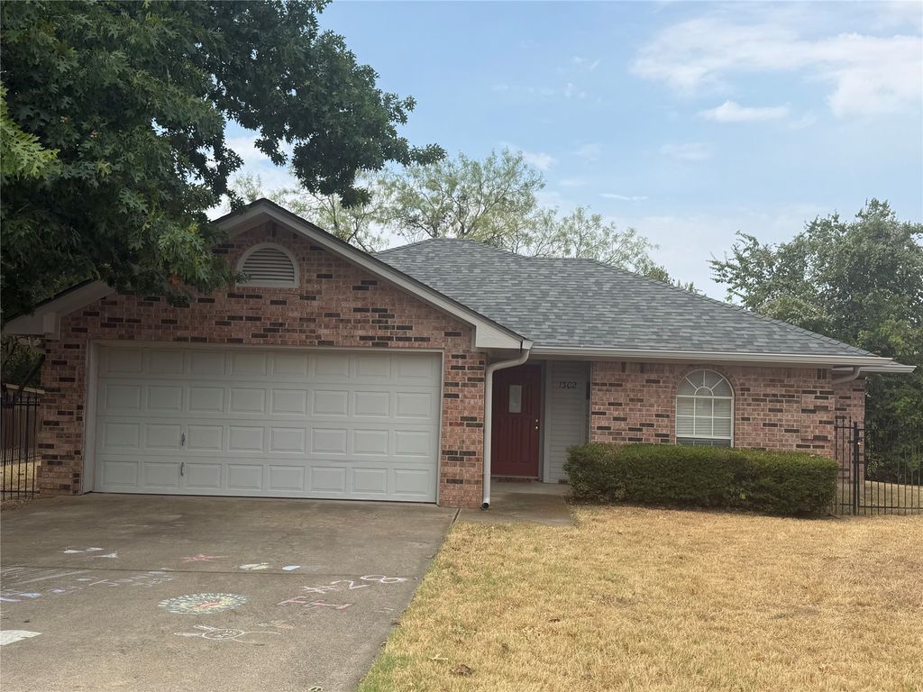 1302 Pamela Drive, Weatherford, TX 76086 — exterior