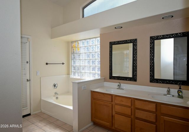 10221 W DALEY Lane, Peoria, AZ 85383