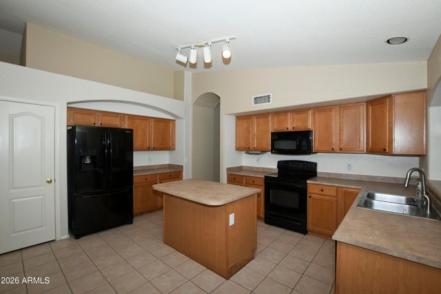 10221 W DALEY Lane, Peoria, AZ 85383