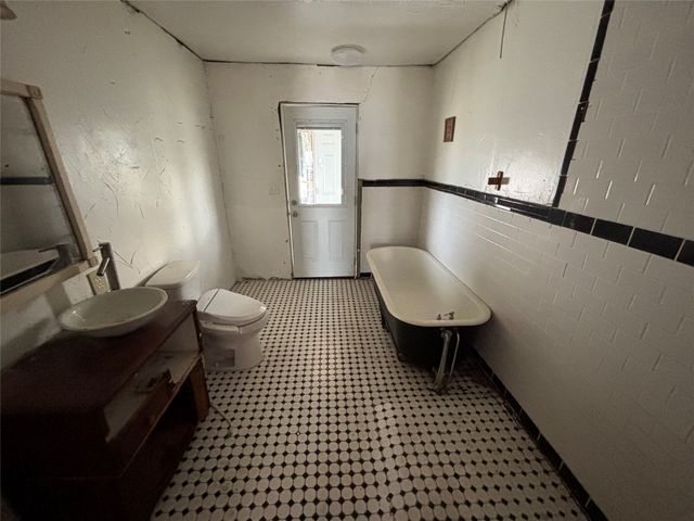 103 W 3rd Street, Barry, TX 75102