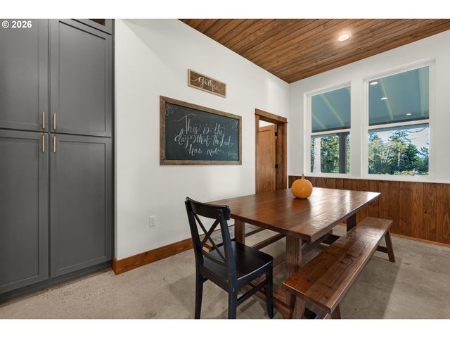 101 Sw JUNIPER Ave, Warrenton, OR 97146