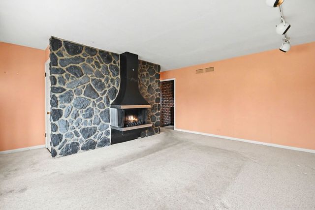 1S165 Buttercup Lane, Villa Park, IL 60181