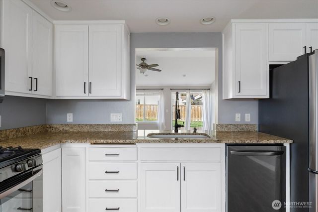 1020 NW 14th Way, Oak Harbor, WA 98277