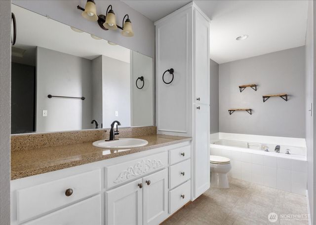 1020 NW 14th Way, Oak Harbor, WA 98277