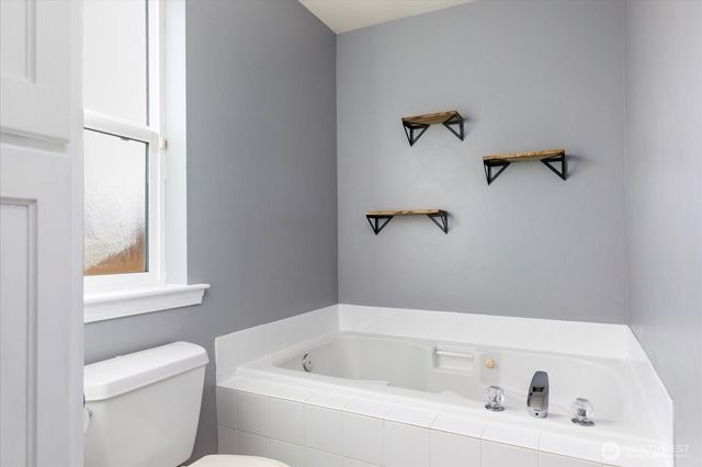 1020 NW 14th Way, Oak Harbor, WA 98277