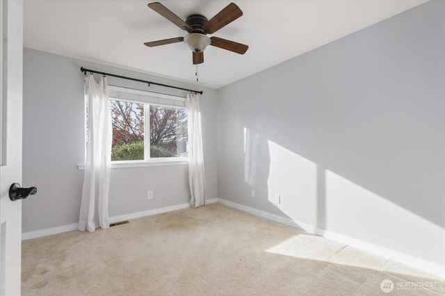 1020 NW 14th Way, Oak Harbor, WA 98277