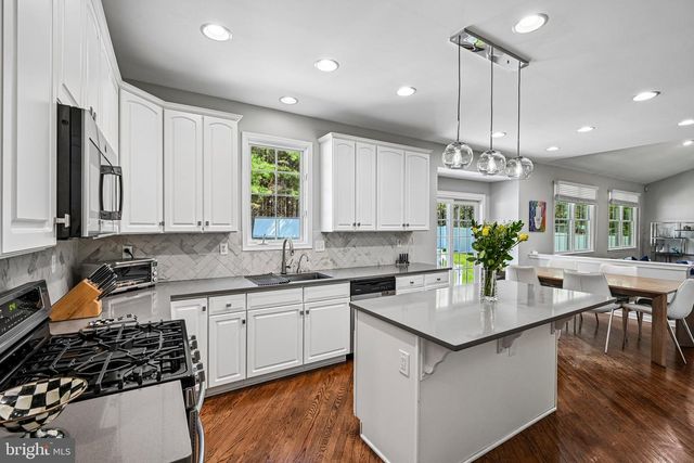 18 REGENCY DR, Voorhees, NJ 08043