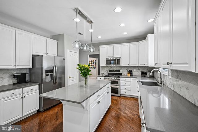 18 REGENCY DR, Voorhees, NJ 08043