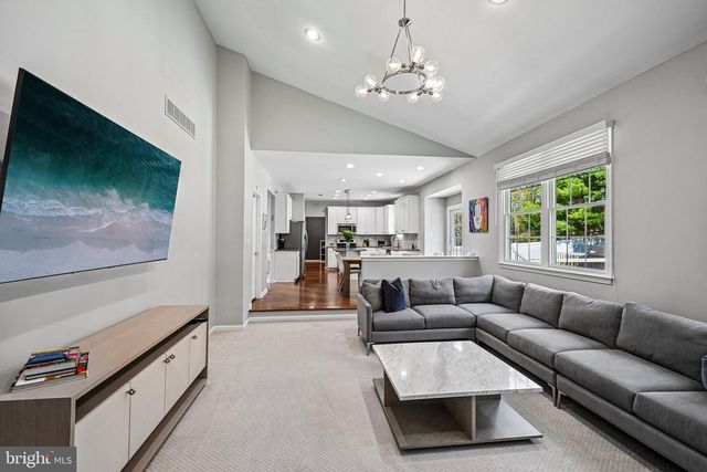 18 REGENCY DR, Voorhees, NJ 08043