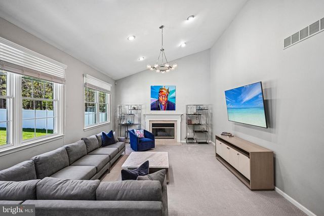 18 REGENCY DR, Voorhees, NJ 08043