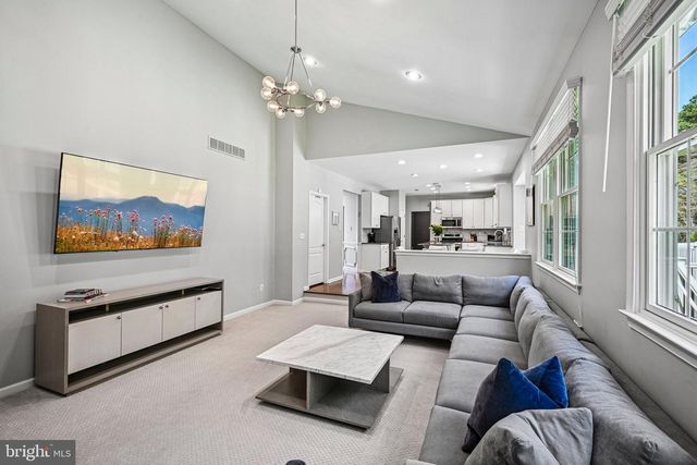 18 REGENCY DR, Voorhees, NJ 08043