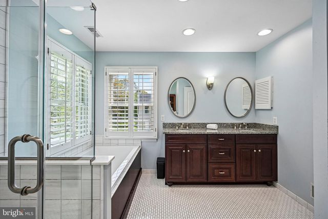 18 REGENCY DR, Voorhees, NJ 08043