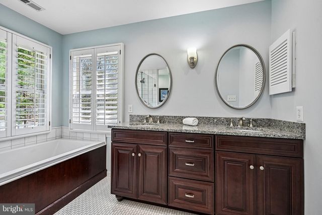 18 REGENCY DR, Voorhees, NJ 08043