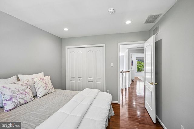 18 REGENCY DR, Voorhees, NJ 08043