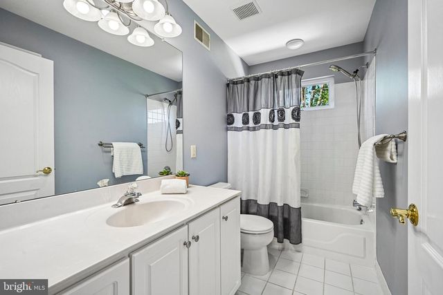 18 REGENCY DR, Voorhees, NJ 08043