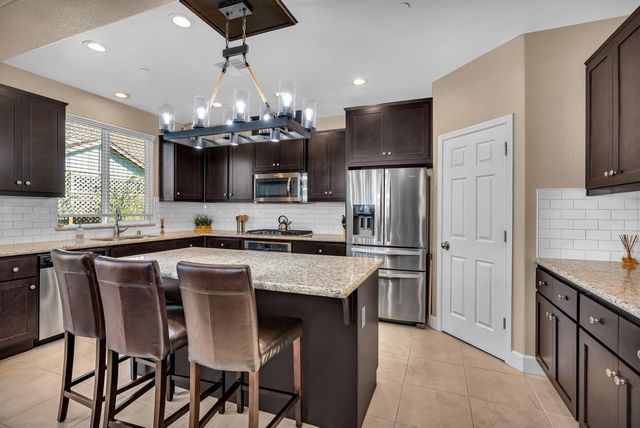 2490 N Fallbrook Dr, Los Banos, CA 93635