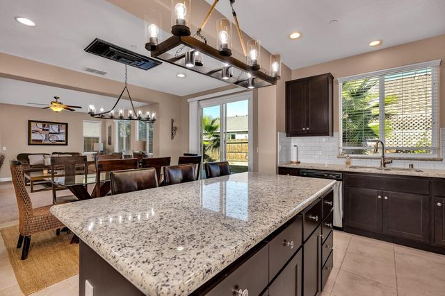 2490 N Fallbrook Dr, Los Banos, CA 93635