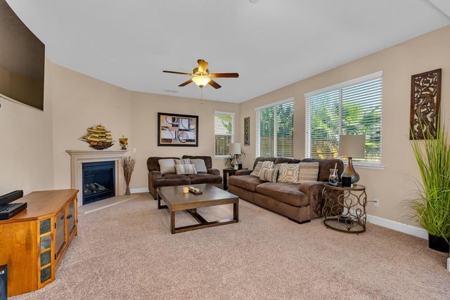 2490 N Fallbrook Dr, Los Banos, CA 93635