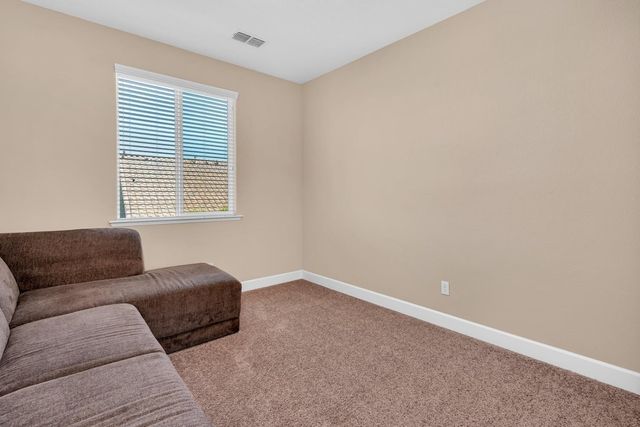 2490 N Fallbrook Dr, Los Banos, CA 93635