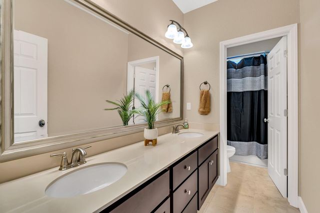 2490 N Fallbrook Dr, Los Banos, CA 93635