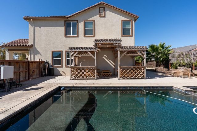 2490 N Fallbrook Dr, Los Banos, CA 93635