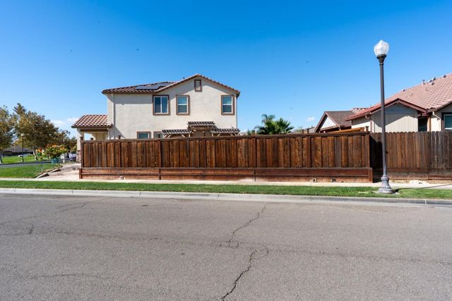 2490 N Fallbrook Dr, Los Banos, CA 93635
