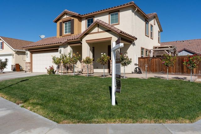 2490 N Fallbrook Dr, Los Banos, CA 93635