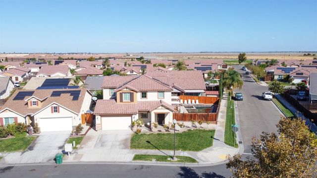 2490 N Fallbrook Dr, Los Banos, CA 93635