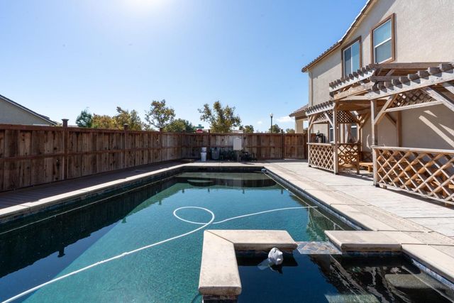 2490 N Fallbrook Dr, Los Banos, CA 93635