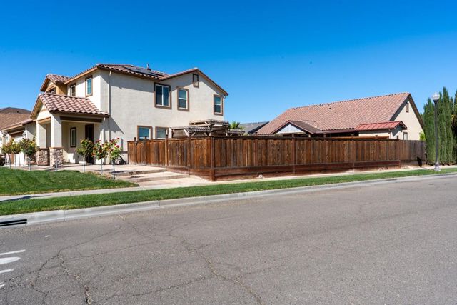 2490 N Fallbrook Dr, Los Banos, CA 93635