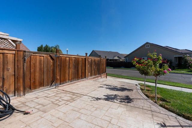 2490 N Fallbrook Dr, Los Banos, CA 93635