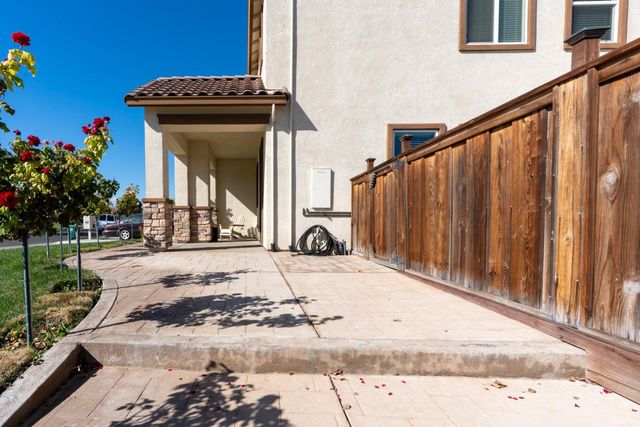 2490 N Fallbrook Dr, Los Banos, CA 93635