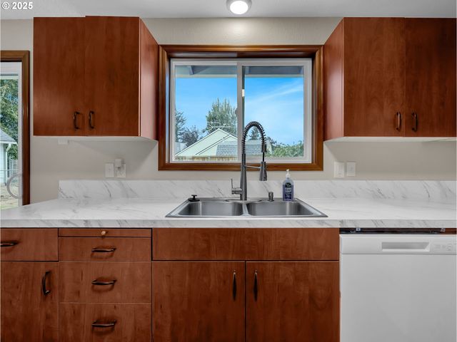 821 Sw 14TH St, Troutdale, OR 97060