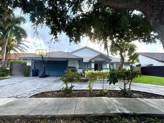 14629 Glencairn Road, Miami Lakes, FL 33016