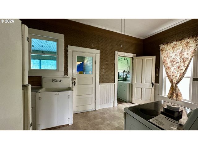 955 B St, Fossil, OR 97830