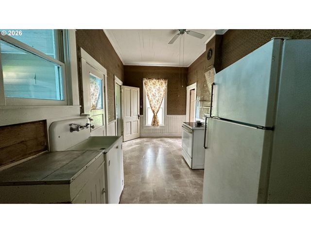 955 B St, Fossil, OR 97830