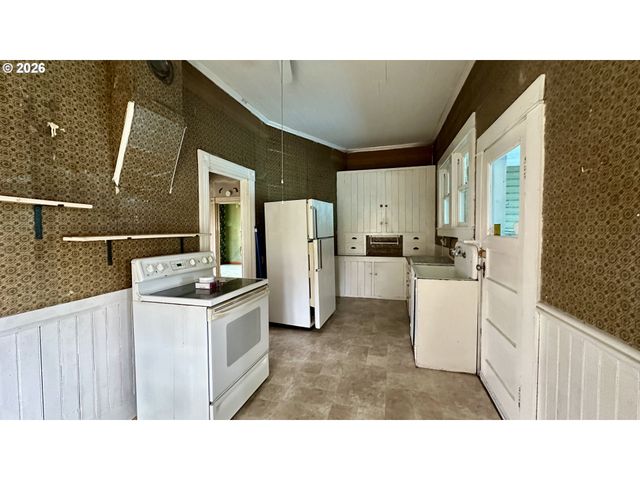 955 B St, Fossil, OR 97830