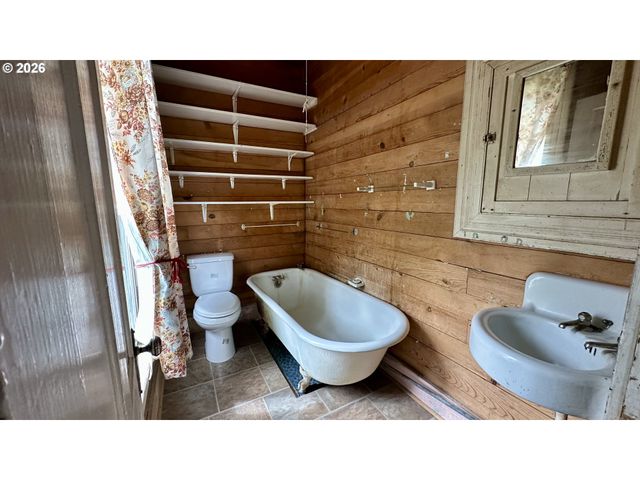 955 B St, Fossil, OR 97830