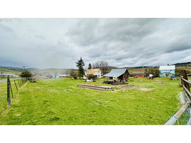 955 B St, Fossil, OR 97830