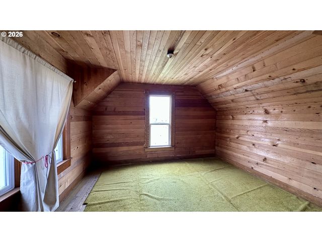 955 B St, Fossil, OR 97830