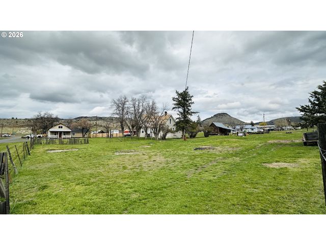 955 B St, Fossil, OR 97830