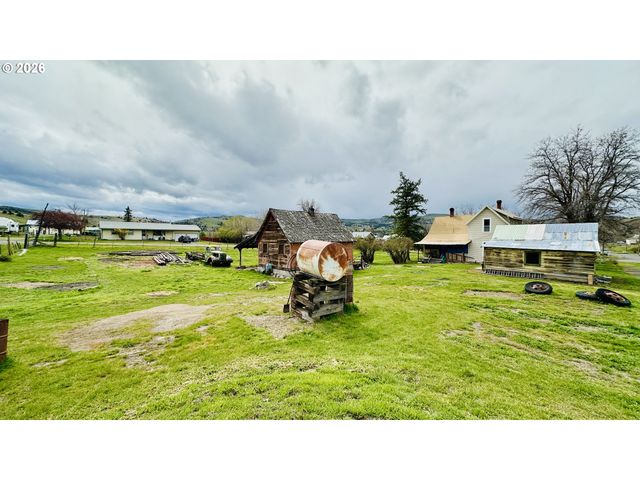 955 B St, Fossil, OR 97830