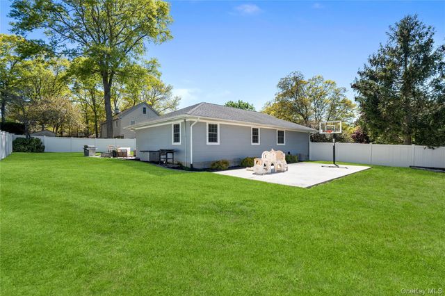 63 Orchard Street, Manorville, NY 11949