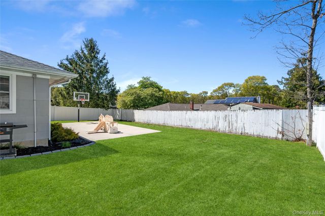 63 Orchard Street, Manorville, NY 11949