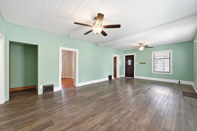 3330 AVENUE C, Council Bluffs, IA 51501