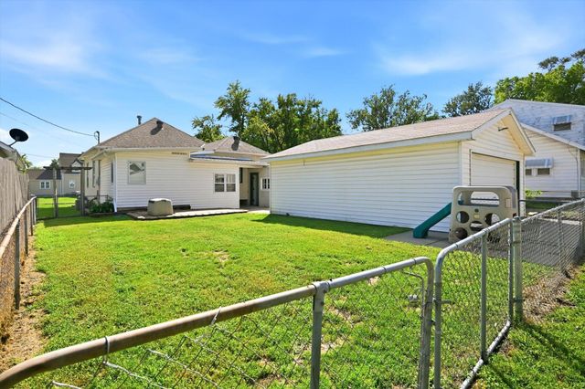 3330 AVENUE C, Council Bluffs, IA 51501