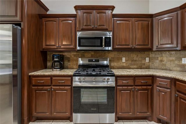 5050 Pond Drive, Harrah, OK 73045