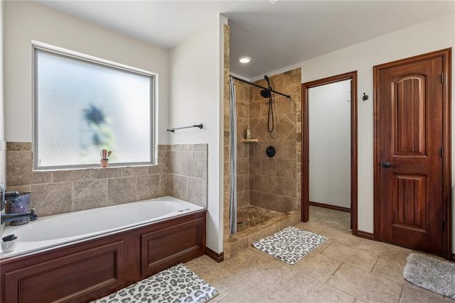 5050 Pond Drive, Harrah, OK 73045