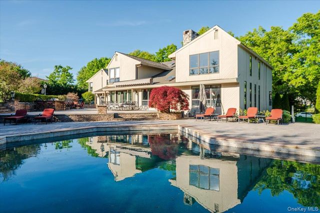 5 Twin Ponds Street, Great Neck, NY 11024