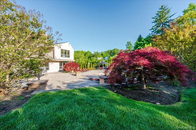 5 Twin Ponds Street, Great Neck, NY 11024